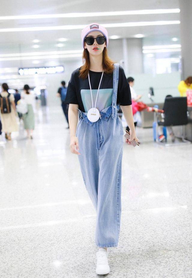 调配|戚薇穿背带裤都这么飒，背带只挂一边，却穿得精致又潇洒