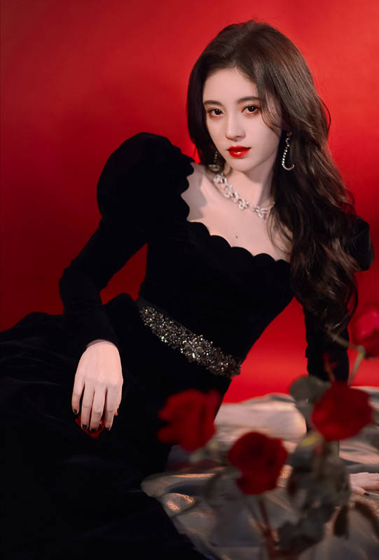 杨幂|女星黑裙造型：赵丽颖温婉杨幂性感，刘亦菲真神仙姐姐