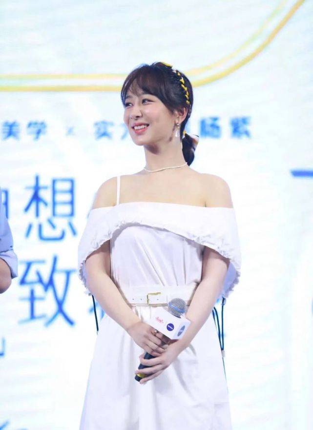 都怪|杨紫又胖了？穿一字肩白色连衣裙“虎背熊腰”，网友：都怪造型师