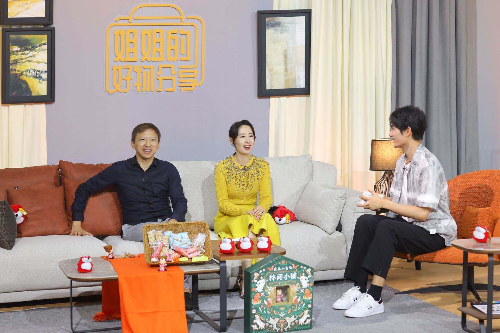 敏敏子|淡黄长裙+十足笑果，刘敏涛张朝阳再现“姐姐+BOSS”带货