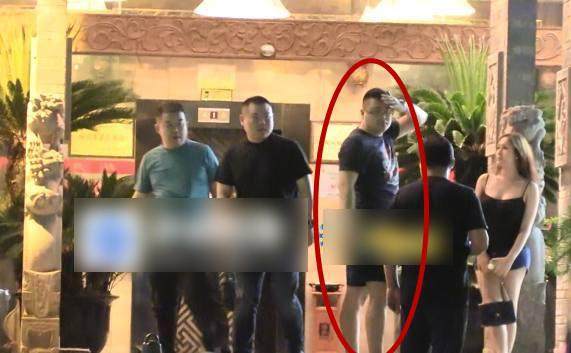岳云鹏疑咸猪手?强搂告白24岁女爱豆