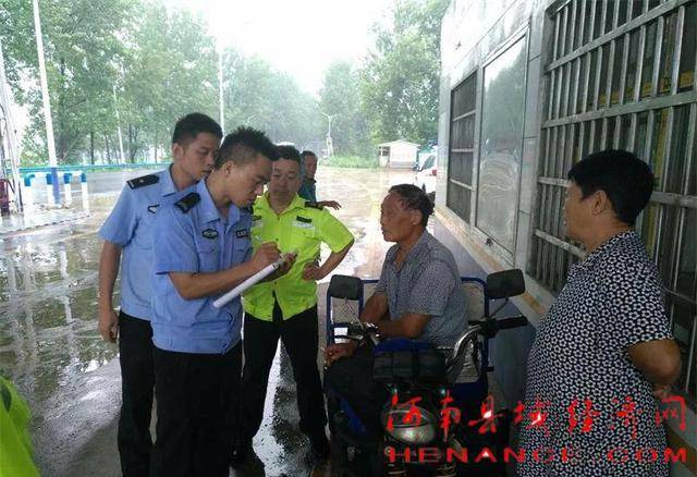 固始县交通运输执法局:老人遭遇车祸昏迷不醒 交通执法冒雨及时救助