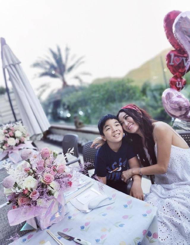 皮肤|原创温碧霞54岁生日，丈夫养子左右献吻，何祖光皮肤黝黑毫无富豪气质