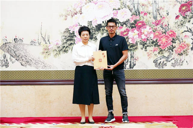 家庭|原创林丹陪爱妻签合同!谢杏芳一动作彰显自己家庭地位,网友纷纷叫好