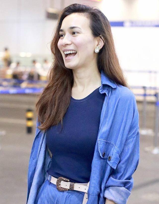 原创卢靖姗素颜亮相,满脸褶皱微笑,自信的女人最美!