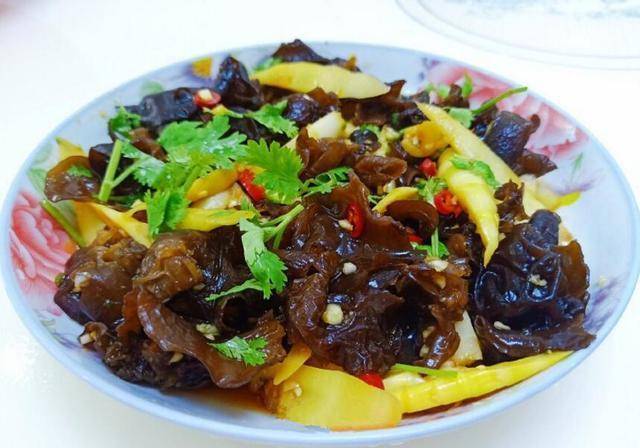 亚慱体育官方app下载_
美食看看：野笋拌木耳 莴笋炒肉丝 凉拌金针菇 八珍豆腐的做法(图1)
