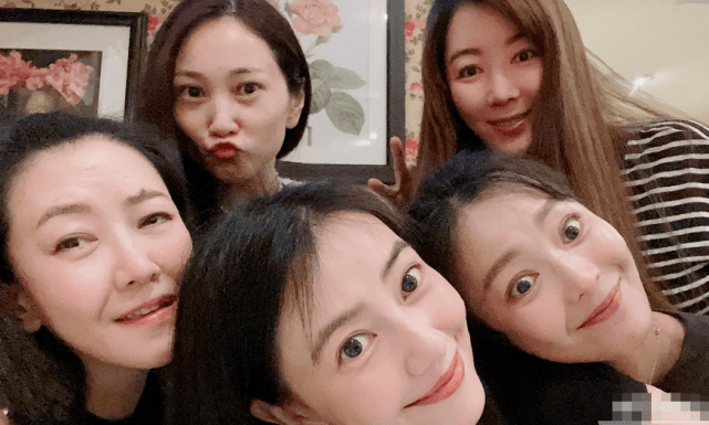 高圆圆和相识22年闺蜜聚会,大家都老了,就女神还冻龄