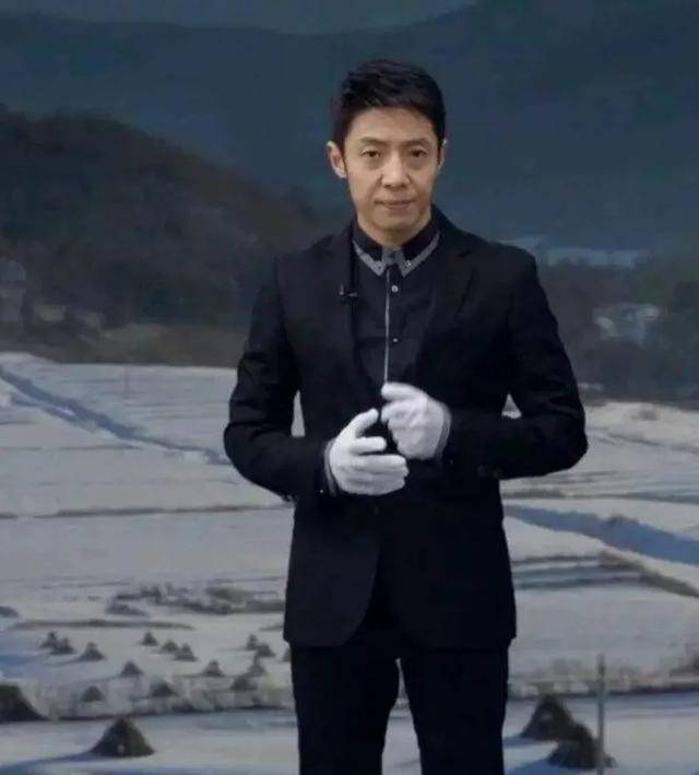 何炅共|原创撒贝宁当奶爸的226天,妻子李白和龙凤胎疑似仍在国外?