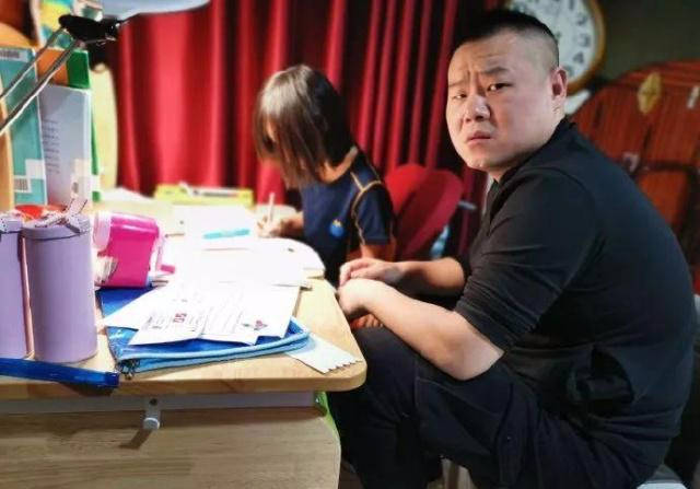 岳云鹏疑咸猪手?强搂告白24岁女爱豆