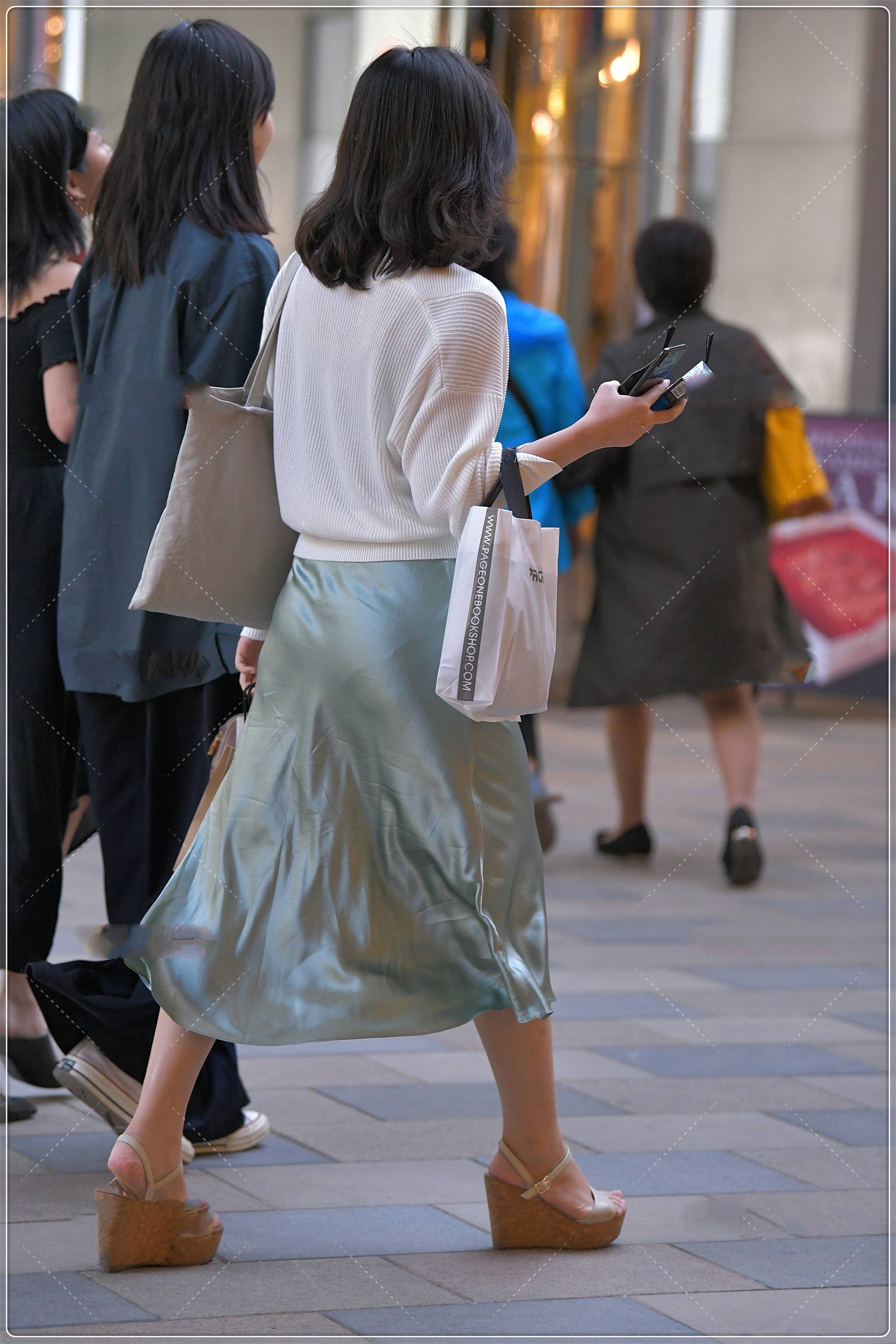 湖蓝色针织裙怎么搭夏季_夏季针织短袖搭配图片