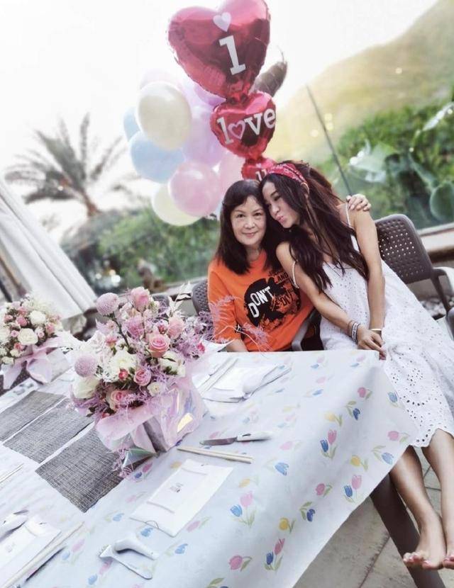 皮肤|原创温碧霞54岁生日，丈夫养子左右献吻，何祖光皮肤黝黑毫无富豪气质