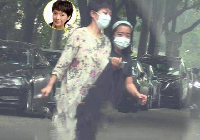 王海燕|原创张嘉译也是老烟枪？与妻女再现身烟不离手，走路踉跄老态龙钟