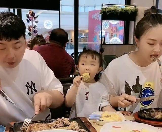 爸爸妈妈在女儿面前秀恩爱，女儿对爸爸用出“眼神杀”，妈妈笑翻