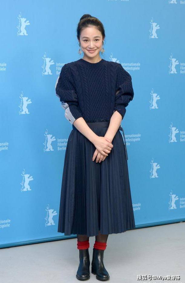 美得|周韵真的有42岁吗，穿深色裙子美得惊艳，只是黑鞋配红袜有点LOW