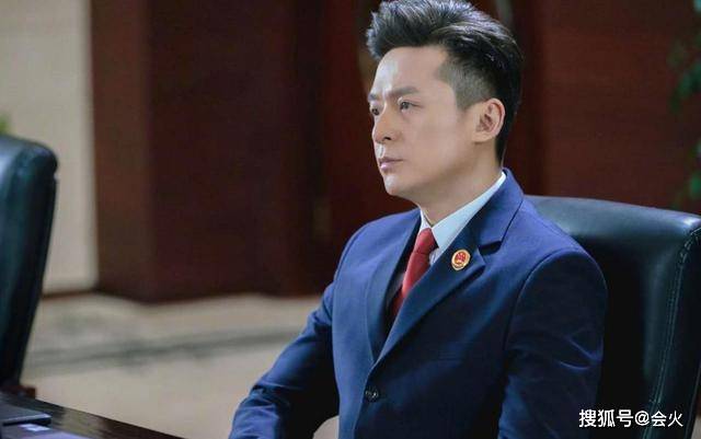 方达生|原创41岁朱雨辰吃路边摊挖鼻孔，在家＂妈宝＂在外大男人，前后反差大