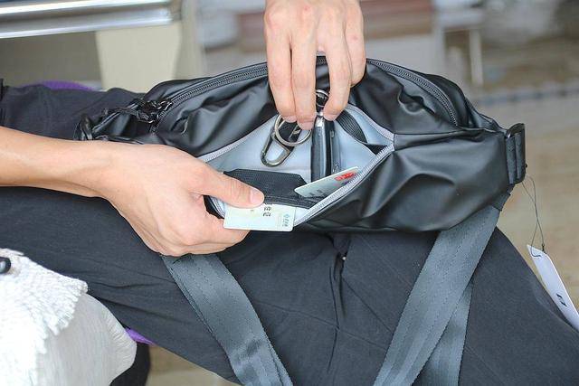 运动|小米多功能运动休闲胸包，这是一款能告别到处翻找物品的烦恼包包