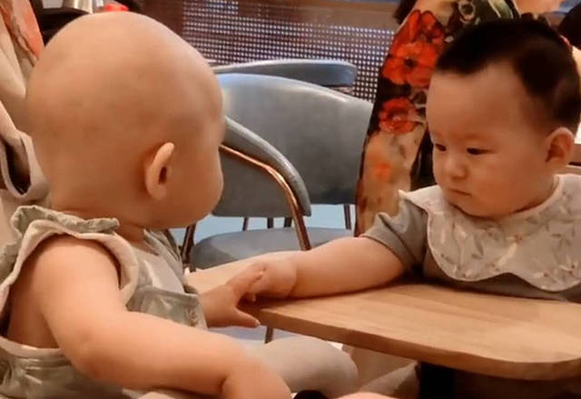 宝宝|想要主动“撩”一下反被吓尿，妈妈笑翻宝宝餐厅吃饭被邻桌小帅哥吸引