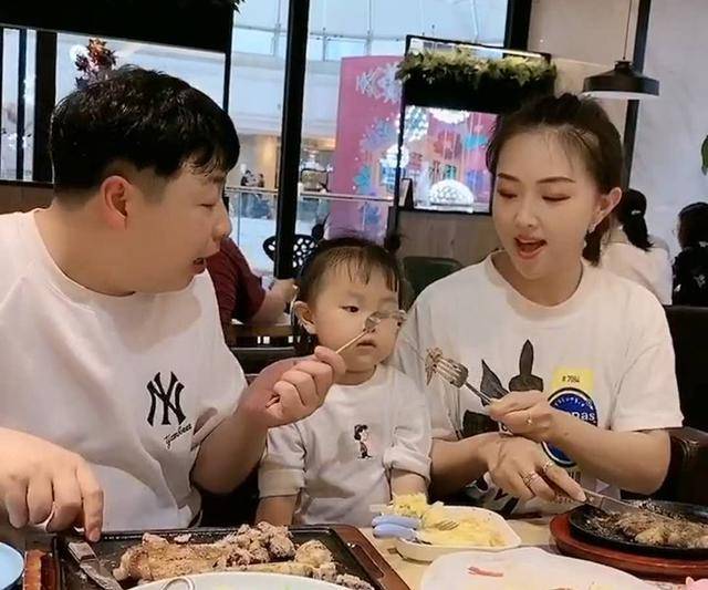 爸爸妈妈在女儿面前秀恩爱，女儿对爸爸用出“眼神杀”，妈妈笑翻