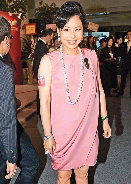 珠宝|赌王三太真疼女儿！送天价珠宝给何超莲撑场面，穿吊带裙颜值惊艳