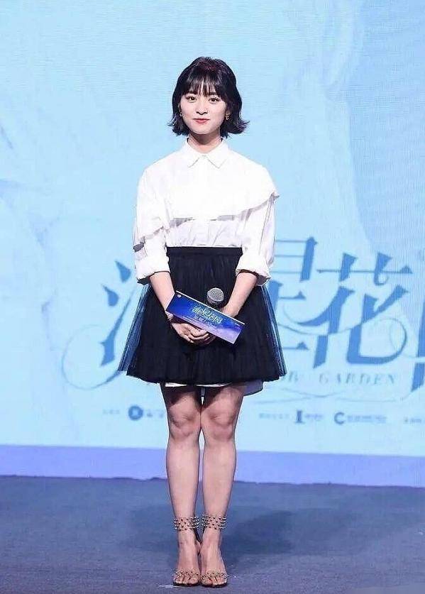 刘二狗身边高个子美女是谁 d0d34cc753964f29b08ea06162f67add.jpeg