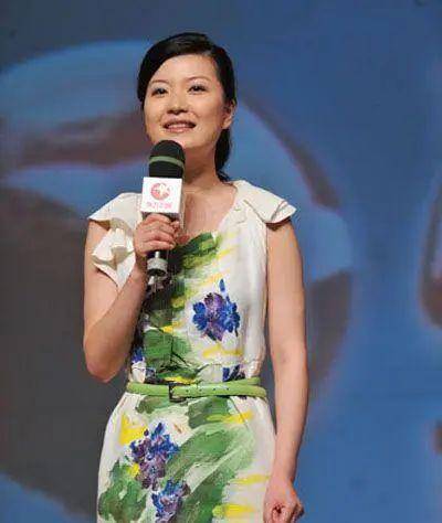 东方|原创美女主持陈蓉，21岁入行，花22年爬上“东方卫视一姐”宝座