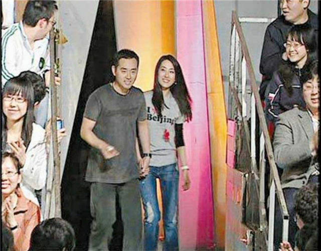 批评|原创孔令辉穿短裤调研被批评!校方用一招巧妙处理,孔曾自评朴实简单