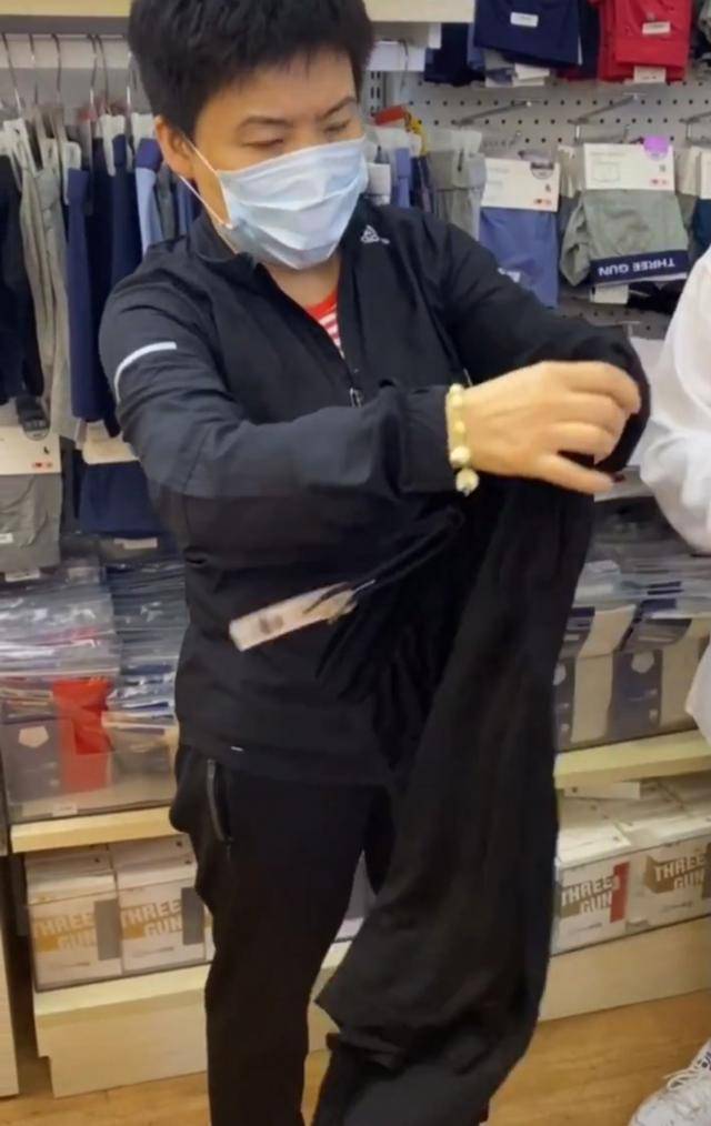 孝心感人|47岁邓亚萍孝心感人，出差之余为长辈买衣服，和店员交谈太接地气