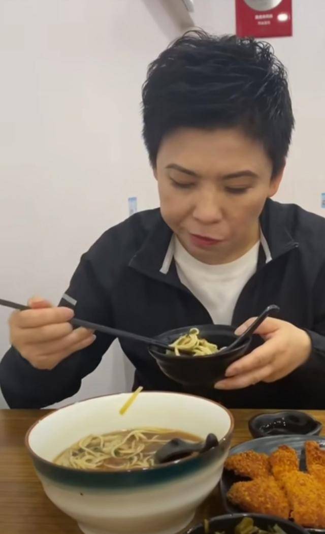孝心感人|47岁邓亚萍孝心感人，出差之余为长辈买衣服，和店员交谈太接地气