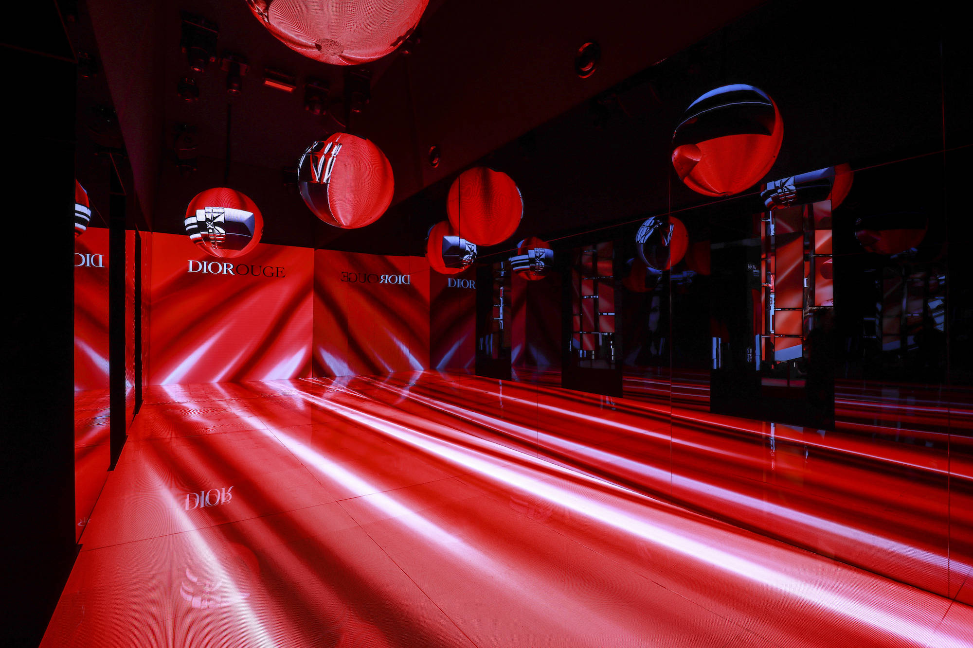 蓝金|王子文、韩东君、毕雯珺等明星共同揭开DIOR迪奥烈艳蓝金唇膏的派对盛宴