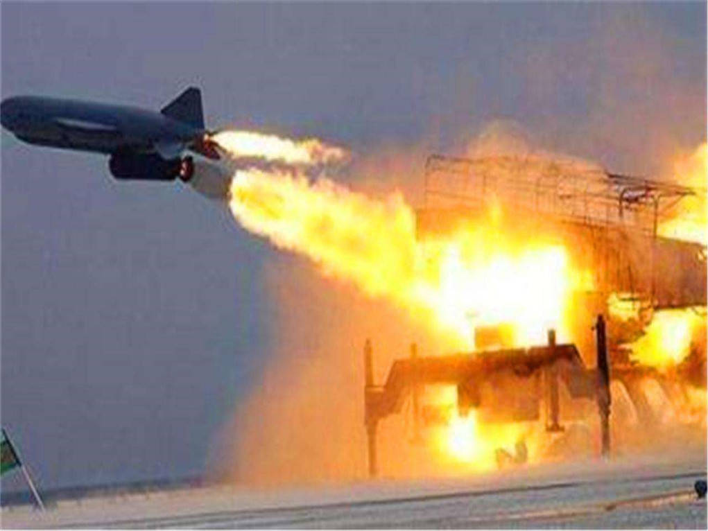 美航母刚逼近海峡，伊朗6辆油罐车爆炸起火，专