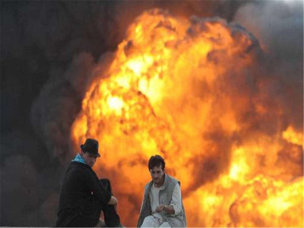 美航母刚逼近海峡，伊朗6辆油罐车爆炸起火，专