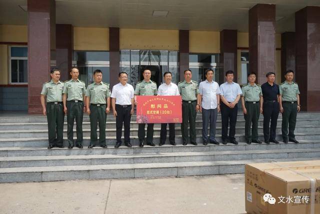 刘振国在文水县慰问驻文陆航旅部队和贫困群众