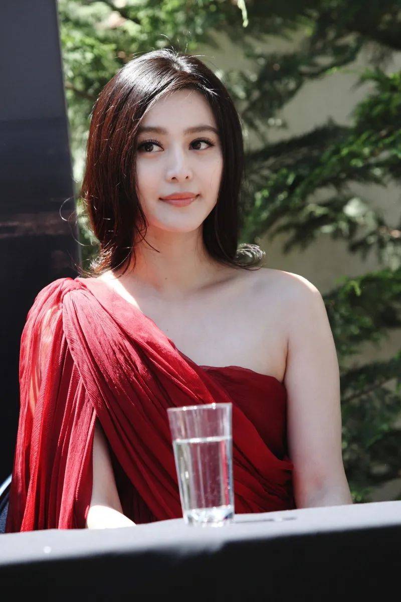 《手机2》三位主创意外同框,冯小刚十分显眼,范冰冰排名靠后
