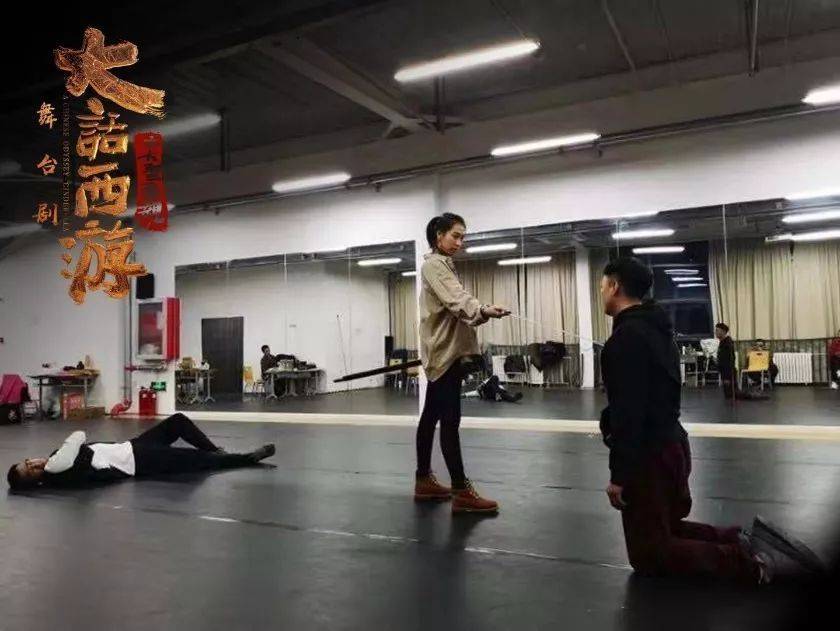 赴宴带小11岁鲜肉男,共回家疑同居,从原谅教主到