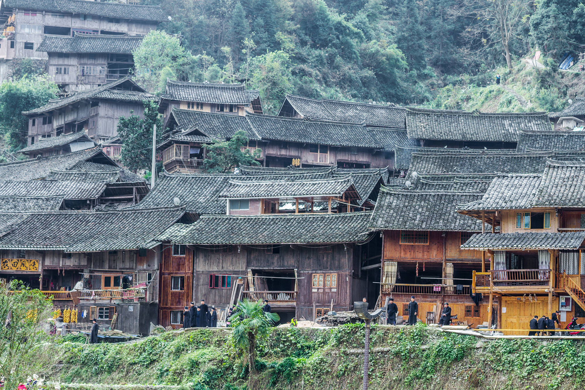 西江千户苗寨，这个中国最大的苗寨，依旧是大山深处的颜值担当_开发