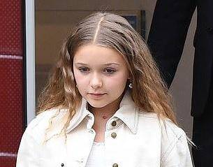 小七|9岁小七打扮早熟像18！浓浓小贵妇风，大布罗圈腿抢了未婚妻风头