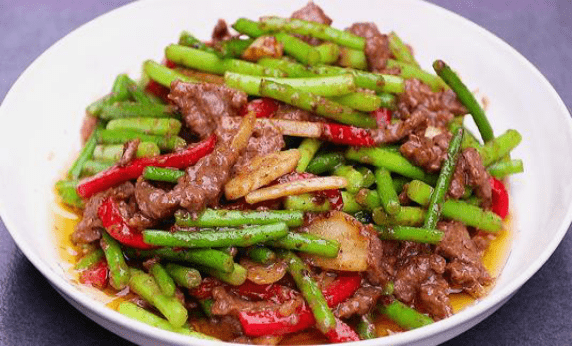 精选美食:泡菜肥牛锅,牛肉炒蒜苔,木耳青椒炒粉丝,大葱炒鸡蛋