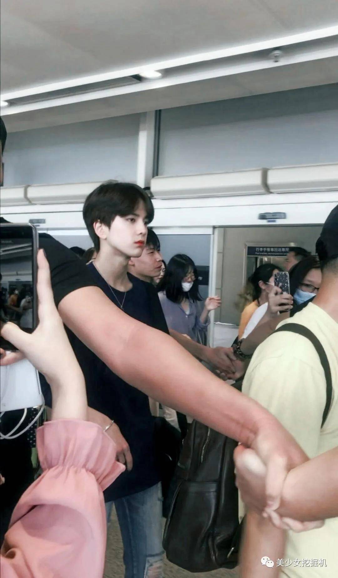 somi|上镜胖30斤被嘲，遭伴舞艳压的国民初C，靠千万直拍热辣身材翻身？