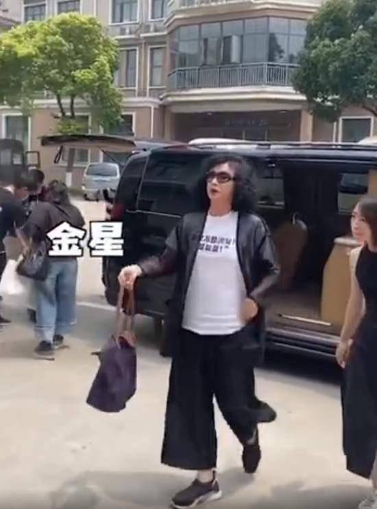 金星|金星活的真实洒脱是没错,但头发枯的炸毛了,打扮的像个汉子!