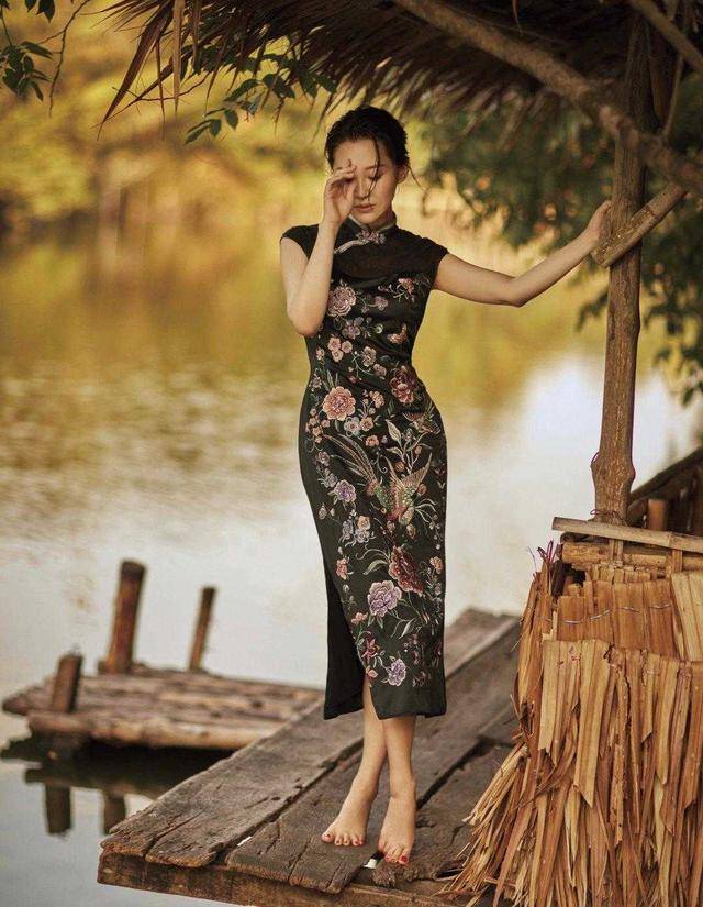 学着点|51岁许晴真的是放开了,穿裙配色严谨，普通人学着点也可装出美