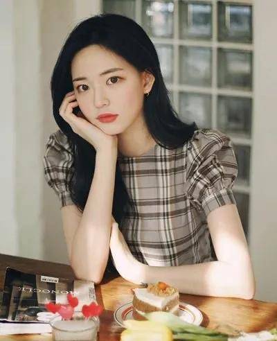 怎么样穿才显年轻 9a28489bbf6b44beb66e9aecc100b393.jpeg