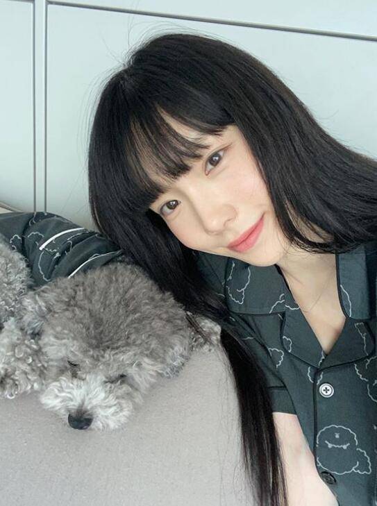 女装|金泰妍晒黑长直发型显男相，被嘲像女装大佬，脸僵遭质疑整容过度