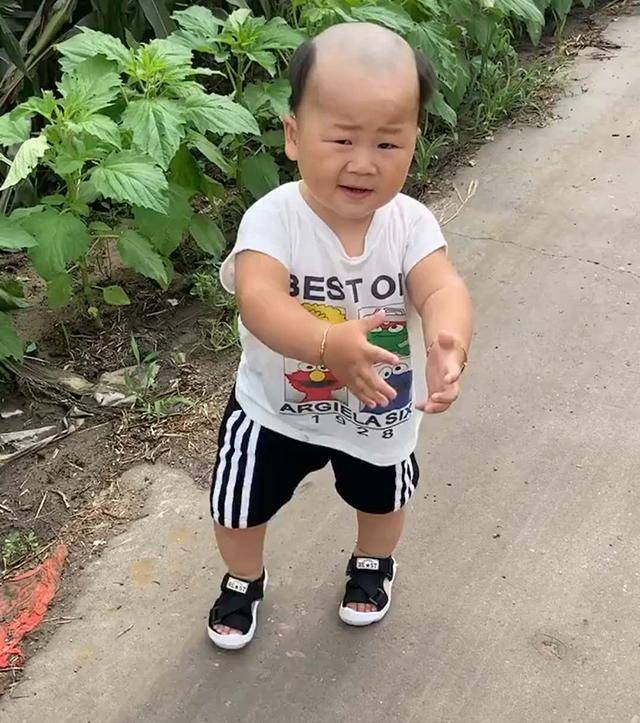 爸爸给宝宝理的发型太“成熟”,妈妈无语,网友:广坤,是你吗? 爸爸给宝宝理的发型太“成熟”,妈妈无语,网友:广坤,是你吗?