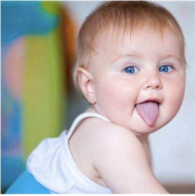 吐舌头|孩子专注时喜欢吐舌头，这不止可爱，小习惯中还暗示了智力的高低