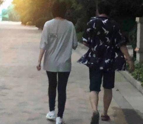 健身|太拼了！为产后复出，唐艺昕在椅子上倒立健身，身材恢复卓有成效