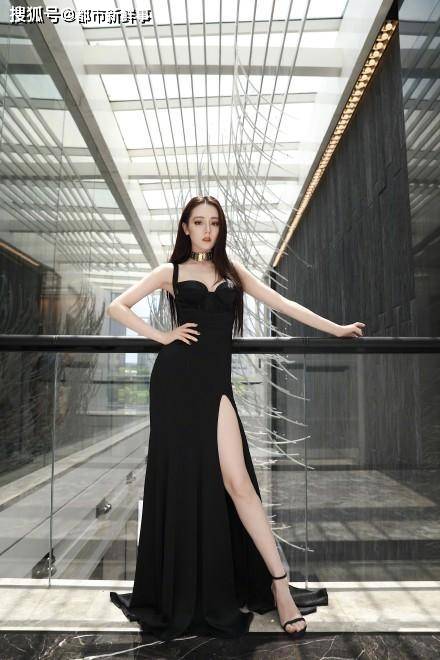 视频|迪丽热巴高开叉长裙:亮相2020腾讯视频年度发布会——女王范十足!