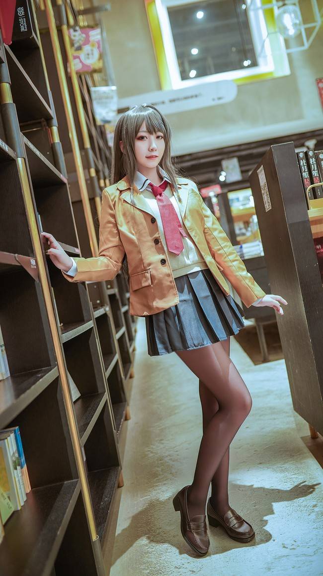 cos:麻衣学姐希望能在书店偶遇你