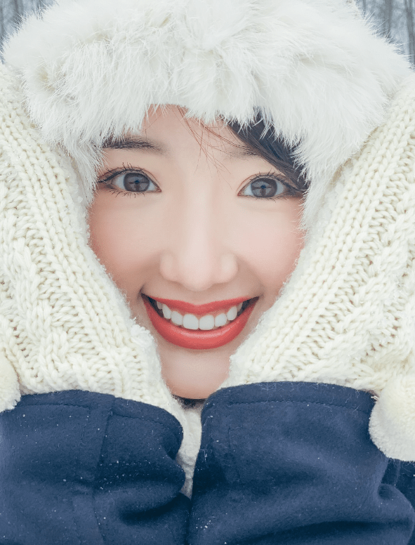 女生|毛晓彤雪地里拍摄，看状态还以为是十几岁的小女生，帽子起了很大的作用