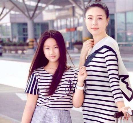 她当红时怀孕，为百亿富豪老公守寡5年，今45岁和女儿同框像姐妹