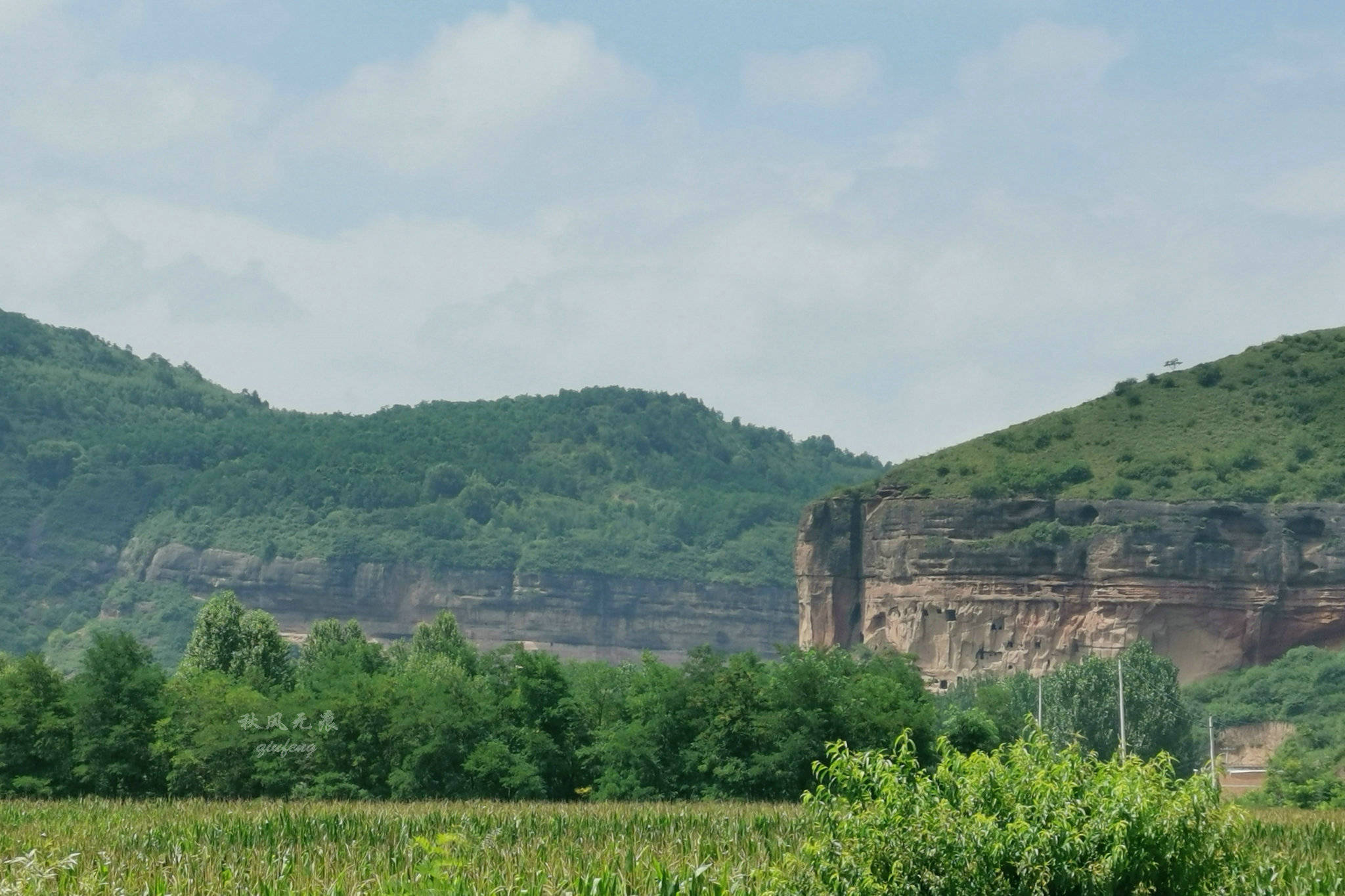 旬邑(|旬邑三水河两岸悬崖峭壁上，一个个精致崖居让人震撼